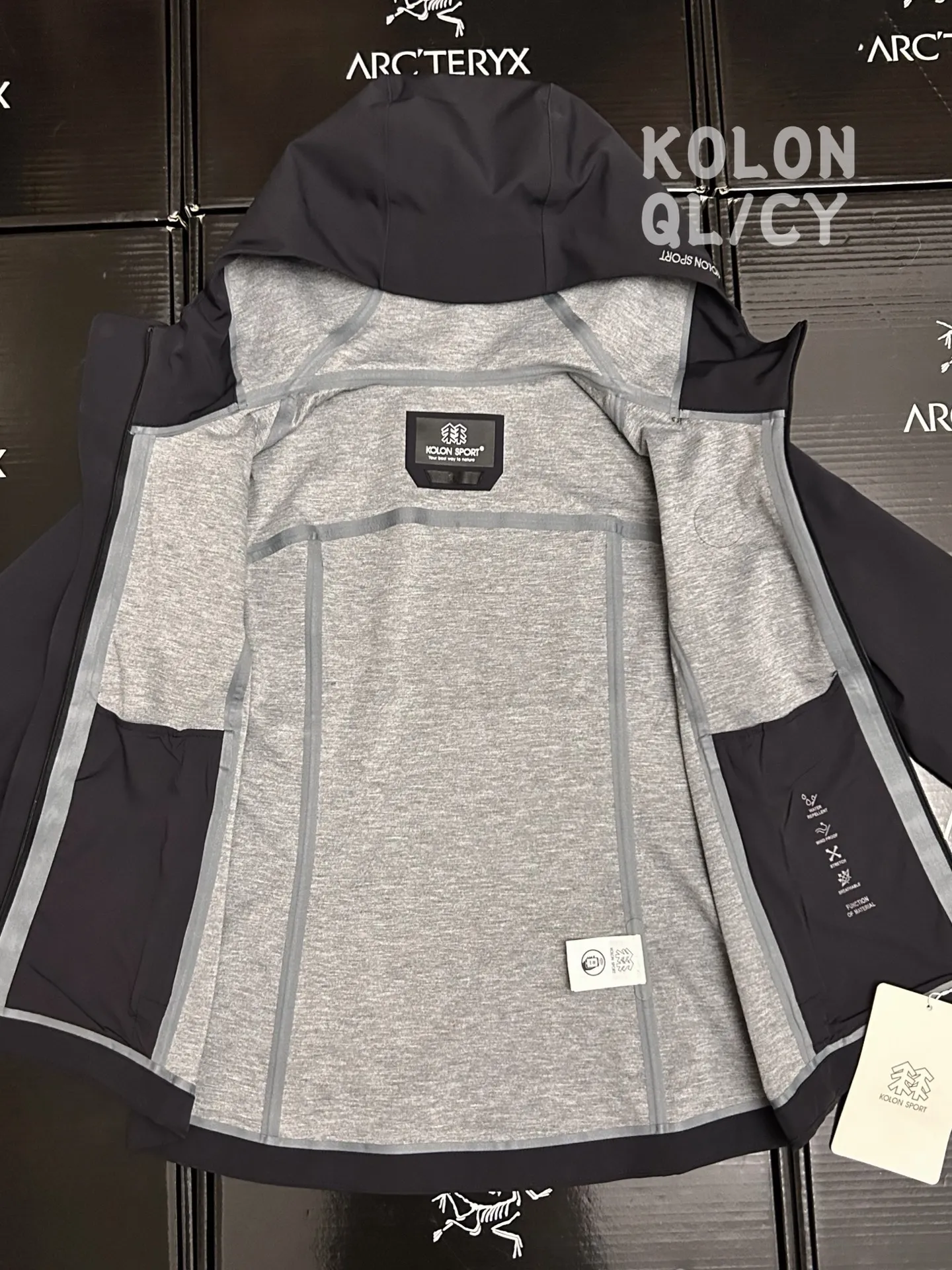 Model No. D 16 KOLONSPORT waterproof, windproof and breathable autumn and winter 3LPCM temperature-controlled soft shell jacket for men and women ✅ Premium outdoor fabric: Made of KOLON TECH technology composite fabric, the outer layer is water-repellent and scratch-proof, and it will directly drop off in the light rain; the inner surface is skin-friendly brushed, very comfortable to wear next to the body, locks in temperature and is breathable, suitable for single wear at 10-20℃, and not bulky when layered in autumn and winter ✅ Slim and magical version: specially tailored for Asian body types, the waist is not tight, the shoulder line is neat and does not compress the body, black/beige/dark purple three colors, black and gray are low-key and high-end, dark purple shows whiteness and enhances the temperament. Full of details: integrated protective hood + stand-up collar, windproof but not blocking the line of sight; hidden front chest pocket + hand pockets on both sides, very convenient for mobile phone access control; Velcro on the cuffs + hem drawstring, free to adjust windproof and warm, all details are designed with care ✅ Affordable yet luxurious style: As a premium outdoor brand in China, Kolon has a low-key tree logo that is not ostentatious and has a higher texture than ordinary outdoor clothing. It is suitable for commuting to the workplace, hiking in the suburbs, and walking with the kids on weekends. It is a perfect "low-key show off wealth" artifact.